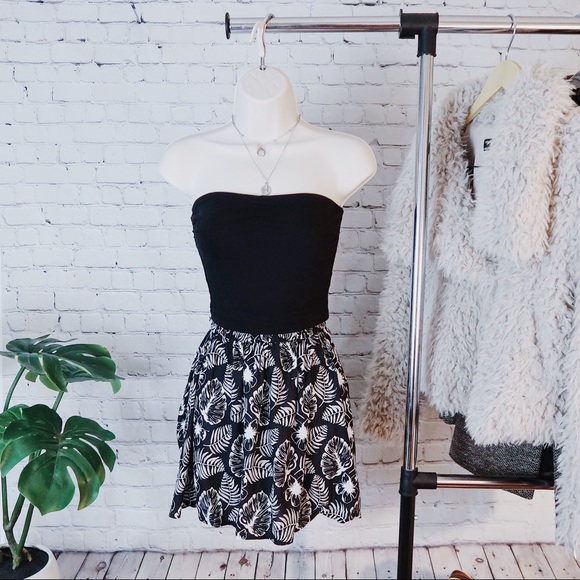 Palm Leaf Hawaiian Flower Black & White Skirt - Picture 1 of 4